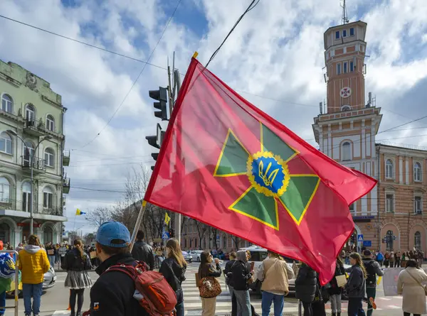 Kyiv, Ukrayna - 30 Mar 2025: Şehir merkezinde canlı bir miting, 2022 'den beri devam eden çatışmalar sırasında Azov savaşçılarını desteklemek için bayraklar ve bayraklar sallayan kalabalıklar gördü.