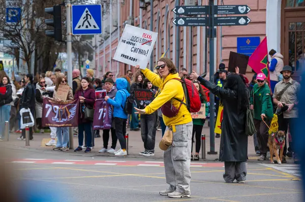 Kyiv, Ukrayna - 30 Mart 2025: Azov savaşçılarını destekleyen vatandaşlar, Rusya 'nın 24 Şubat 2022' de başlayan işgaline karşı birlik çağrısında bulundu.