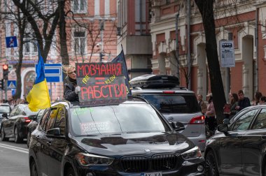 Kyiv, Ukrayna - 30 Mart 2025: Özgür Azov hareketi için yapılan ateşli bir miting, vatandaşları kentin kalbinde birleştirdi.