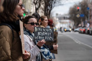 Kyiv, Ukrayna - 30 Mart 2025: Aktivistler, Rusya 'nın işgali sonrasında devam eden kargaşa ortamında dayanışmayı yansıtan Azov' a özgürlük talep eden işaretler taşıyarak kentte toplandılar.