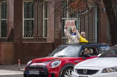 Kyiv, Ukrayna - 30 Mart 2025: Eylemciler Azov savunucuları için miting düzenliyor, ellerinde bayraklar sallıyor ve devam eden çatışmalara karşı direnç, özgürlük ve adalet için birleşme gibi canlı gösteriler yapıyorlar.