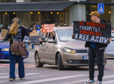 Kyiv, Ukrayna - 30 Mart 2025: Halk, Azov savaşçılarına özgürlük talebiyle şehir merkezinde toplandı..