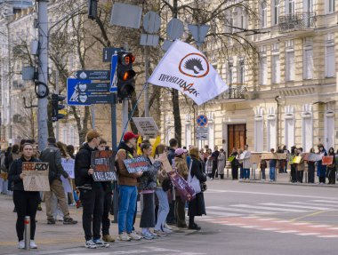 Kyiv, Ukrayna - 30 Mart 2025: Eylemciler Azov 'u desteklemek için şehir caddesi boyunca toplandılar, ellerinde bayraklar ve bayrak vardı. Etkinlik, Şubat 2022 'deki Rus işgali sonrasında dayanışma çağrısı.