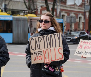Kyiv, Ukrayna - 30 Mart 2025: Eylemciler Azov üyelerine özgürlük talebiyle kentin göbeğinde toplandılar.
