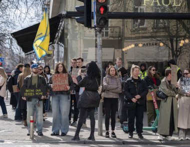 Kyiv, Ukrayna - 30 Mart 2025: Büyük bir grup vatandaş, Rus işgalinin yol açtığı çatışmalar arasında dayanışma olduğunu belirterek, Azov savaşçılarını desteklemek için işaretler taşıyor..