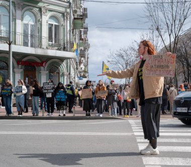 Kyiv, Ukrayna - 30 Mart 2025: Eylemciler Azov 'u desteklemek için toplandılar, ellerinde bayraklar ve Ukrayna bayrakları var. Etkinlik, 2022 'deki işgalden bu yana Rus saldırısına karşı dayanışmayı vurguluyor..