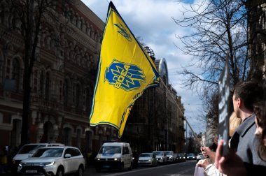 Kyiv, Ukrayna - 30 Mart 2025: Taraftarlar Şubat 2022 'den bu yana devam eden çatışmalar sırasında Azov savaşçılarının serbest bırakılmasını talep eden bayraklar ve tabelalar sallarken canlı bir miting meydana geldi.