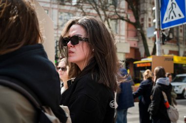 Kyiv, Ukrayna - 30 Mart 2025: Eylemciler, Azov savaşçıları için adalet talep etmek amacıyla kentin göbeğinde toplandılar ve sloganlar attılar..