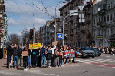 Kyiv, Ukrayna - 30 Mart 2025: Orta Kyiv 'de Azov Taburu' nu destekleyen işaretler taşıyan bir aktivist toplantısı. Mitingler, Rus işgalinin ardından devam eden mücadeleyi yansıtıyor..