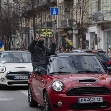 Kyiv, Ukrayna - 30 Mart 2025: Eylemciler, devam eden Rus işgali sırasında özgürlüklerini savunan bayrak ve işaretler sallayarak Azov savaşçıları için bir araba mitingi düzenlediler.