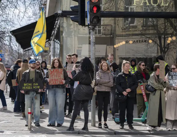 Kyiv, Ukrayna - 30 Mart 2025: Büyük bir grup vatandaş, Rus işgalinin yol açtığı çatışmalar arasında dayanışma olduğunu belirterek, Azov savaşçılarını desteklemek için işaretler taşıyor..