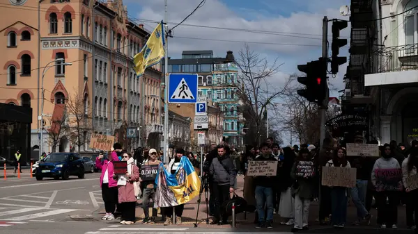 Kyiv, Ukrayna - 30 Mart 2025: Vatandaşlar şehir merkezinde toplandı, işaretler ve bayraklarla Azov savaşçılarına destek verdiler, Rus saldırısını umut ve dayanışma mesajlarıyla protesto ettiler.