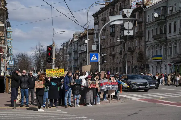 Kyiv, Ukrayna - 30 Mart 2025: Orta Kyiv 'de Azov Taburu' nu destekleyen işaretler taşıyan bir aktivist toplantısı. Mitingler, Rus işgalinin ardından devam eden mücadeleyi yansıtıyor..