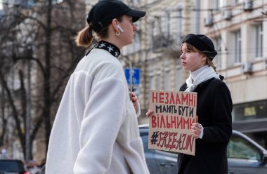 Kyiv, Ukrayna - 30 Mart 2025: Eylemciler, Azov ve diğer siyasi tutukluların özgürlüğünü savunan pankartlarla kent merkezinde miting düzenlediler, işgal sonrası baskılara karşı dayanışma gösterdiler.