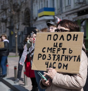 Kyiv, Ukrayna - 30 Mart 2025: Halk, Rusya 'nın işgali sırasında devam eden çatışmalar sırasında Azov hareketini desteklemek için şehir merkezinde toplandı..