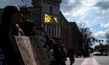 Ukrayna 'nın Kyiv kenti - 30 Mart 2025' te, destekçiler Özgür Azov mitingi için sokaklara dökülürken, mavi ve sarı bayrak altında adalet ve birlik taleplerini dile getiren güçlü bir toplantı gördü..