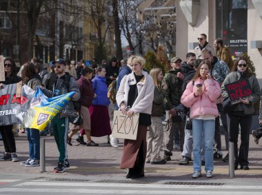 Kyiv, Ukrayna - 30 Mart 2025: Vatandaşlar Azov 'a destek vermek için kentin göbeğinde toplandılar. Ralli, işgalin devam eden güçlüklerine karşı direnci yansıtıyor..
