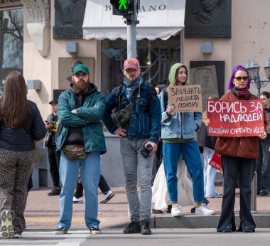 Kyiv, Ukrayna - 30 Mart 2025. Sokaklar Azov savaşçılarının özgürlüğü için gösteri yapan tutkulu destekçilerle dolu. Her bayrak için güçlü umut ve dayanışma mesajları sergiliyorlar..