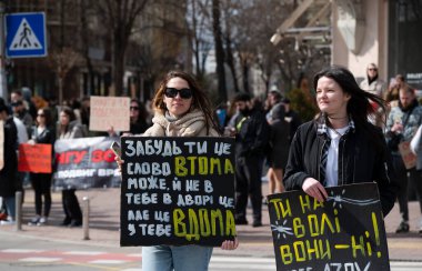 Kyiv, Ukrayna - 30 Mart 2025: Azov savaşçıları için toplanan vatandaşlar, Şubat 2022 'den bu yana Rus saldırılarına karşı dayanışma ve direniş göstergesi gösteriyorlar..