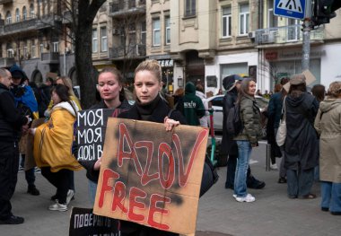 Kyiv, Ukrayna - 30 Mart 2025: Eylemciler, Azov 'un kurtuluşuna destek veren, azim ve dayanışma ruhunu somutlaştıran işaretler taşıyan Kyiv sokaklarında tutkuyla toplandılar.