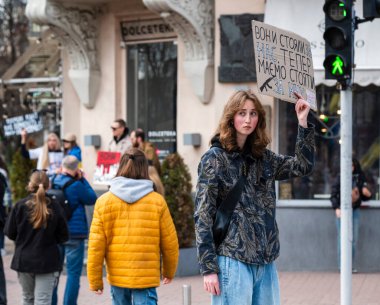 Kyiv, Ukrayna - 30 Mart 2025: Azov hareketi için şehir merkezinde toplanan kalabalık, özgürlük ve birlik sloganlarını tutkuyla gündeme getiriyor.