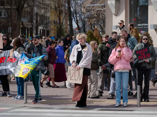 Kyiv, Ukrayna - 30 Mart 2025: Vatandaşlar Azov 'a destek vermek için kentin göbeğinde toplandılar. Ralli, işgalin devam eden güçlüklerine karşı direnci yansıtıyor..