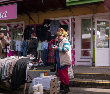 Kyiv, Ukrayna - 2 Nisan 2025: Lisova sokak pazarında satıcıların renkli giysiler sergilediği, alışverişçilerin dostça şakalaştığı ve hareketli bir topluluk ortamı yarattığı hareketli bir gün yaşanıyor.