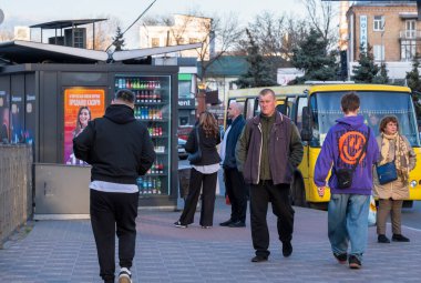 Kyiv, Ukrayna - 1 Nisan 2025: Liviberezhna 'da, sakinler güzel havanın tadını çıkarıyorlar, otomatlarla etkileşime geçiyorlar ve hareketli bir atmosferde sosyalleşiyorlar..