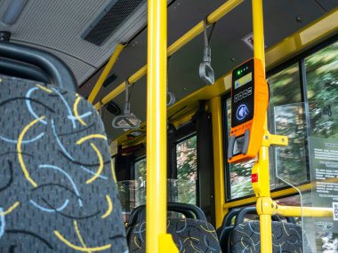 Modern bir toplu taşıma otobüsündeki biletleri onaylamak için elektronik bilet doğrulama makinesi ve qr kod tarayıcısı Ukrayna gezisi hakkında bilgi veriyor