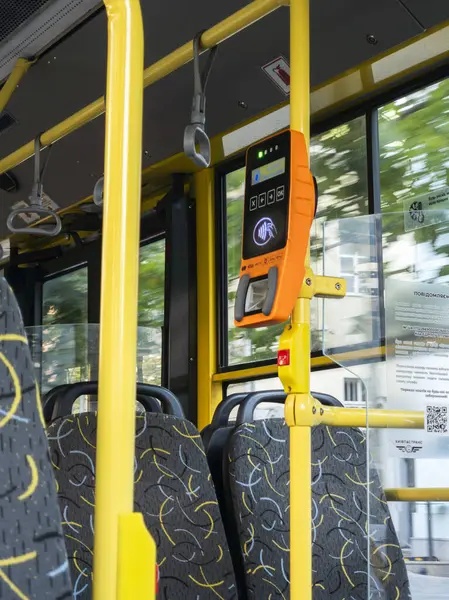 Ukrayna 'daki toplu taşıma otobüslerinde seyahat kartları ve e-biletlerinin onaylanması için irtibatsız ödeme terminali içeren elektronik bilet doğrulama makinesi