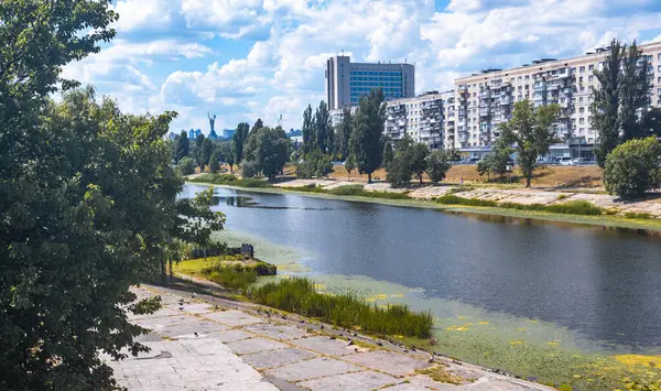 Ukrayna 'nın başkenti Kyiv' deki ikonik Ana Ukrayna anıtının yer aldığı Rusanivka yerleşim bölgesi yakınlarında akan Dnipro Nehri manzarası