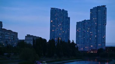 Yaz akşamları senkronize ejderha botu sporcuları sakin su yüzeyinde mükemmel bir ritimle kürek çekerken dalgalanmalar yaratıyor.