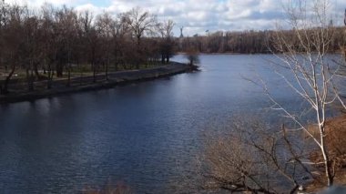 Kyiv Pechersk Lavra manastırı, çıplak dallı ağaçlarla mavi gökyüzüne karşı yükselerek, Ortodoks mimari mirasını ön plana çıkarıyor.