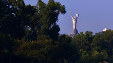 Kyiv Pechersk Lavra manastırı, çıplak dallı ağaçlarla mavi gökyüzüne karşı yükselerek, Ortodoks mimari mirasını ön plana çıkarıyor.