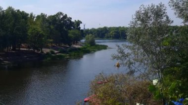 Kyiv Pechersk Lavra manastırı, çıplak dallı ağaçlarla mavi gökyüzüne karşı yükselerek, Ortodoks mimari mirasını ön plana çıkarıyor.