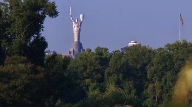 Kyiv Pechersk Lavra manastırı, çıplak dallı ağaçlarla mavi gökyüzüne karşı yükselerek, Ortodoks mimari mirasını ön plana çıkarıyor.