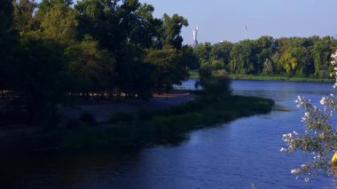 Kyiv Pechersk Lavra manastırı, çıplak dallı ağaçlarla mavi gökyüzüne karşı yükselerek, Ortodoks mimari mirasını ön plana çıkarıyor.