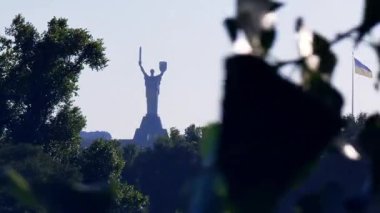 Kyiv Pechersk Lavra manastırı, çıplak dallı ağaçlarla mavi gökyüzüne karşı yükselerek, Ortodoks mimari mirasını ön plana çıkarıyor.