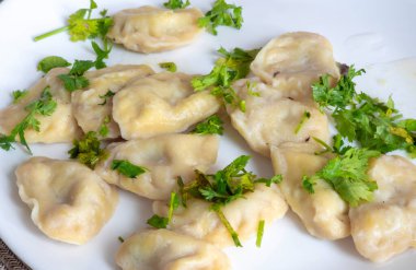 Hamur köftesi, yemek, tabak, kişniş, maydanoz, pişirilmiş, yemek, yemek, servis, garnitür, beyaz, lezzetli, öğle yemeği, yemek, kapanış, sıcak, ev yapımı, restoran, sağlıklı, beslenme, geleneksel, aşçılık, gurme, aperatif, fiş, fileto