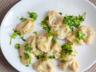 Hamur köftesi, yemek, tabak, kişniş, maydanoz, pişirilmiş, yemek, yemek, servis, garnitür, beyaz, lezzetli, öğle yemeği, yemek, kapanış, sıcak, ev yapımı, restoran, sağlıklı, beslenme, geleneksel, aşçılık, gurme, aperatif, fiş, fileto