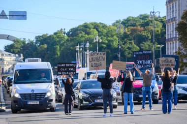 Ukrayna 'nın Kyiv kenti - 29 Ağustos 2025: Ukrayna' da şehit askerlerin anısına düzenlenen Ukrayna Savunma Günü 'nde protesto işaretleri tutan ve trafiği engelleyen Ukrayna vatandaşları