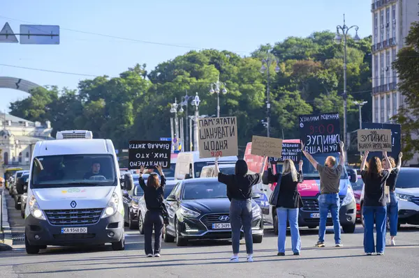 Ukrayna 'nın Kyiv kenti - 29 Ağustos 2025: Ukrayna' da şehit askerlerin anısına düzenlenen Ukrayna Savunma Günü 'nde protesto işaretleri tutan ve trafiği engelleyen Ukrayna vatandaşları