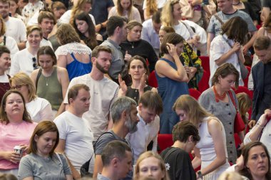 Kyiv, Ukrayna 31 Ağustos 2025, Mstyslav Chernov 'un yönettiği bir film festivaline katılan büyük bir grup ayakta ve alkış. 