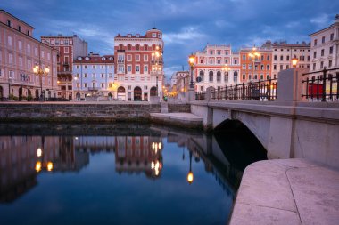 Trieste, İtalya. Gündoğumunda İtalya 'nın Trieste kentinin manzarası.