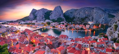 Omis, Hırvatistan. Hırvatistan 'ın Omis kentinde yaz günbatımında güzel bir sahil kasabasının panoramik şehir manzarası.