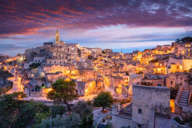 Matera, İtalya. Ortaçağ şehri Matera, Basilicata İtalya 'nın güzel yaz günbatımında şehir manzarası.