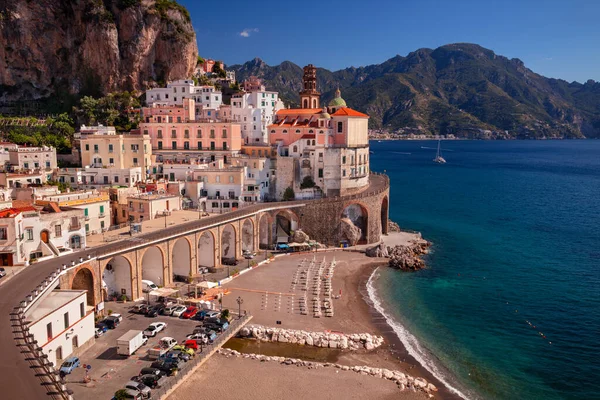 意大利阿马尔菲海岸的阿特拉尼位于意大利阿马尔菲海岸的标志性城市阿特拉尼的城市景观图像 阳光明媚 — 图库照片