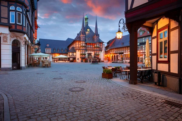 ドイツのヴェルニゲローデ 夏の日の出に旧市庁舎とドイツのヴェルニゲローデの歴史的なダウンタウンの風景画像 — ストック写真