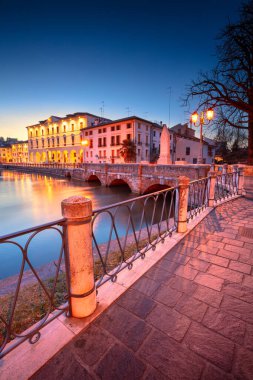 Treviso, İtalya. Treviso, İtalya 'nın şehir manzarası ile Padua Üniversitesi bahar günbatımında.