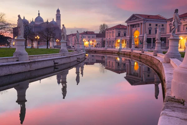 意大利帕多瓦日出时意大利帕多瓦市与Prato Della Valle广场的城市景观图像 — 图库照片